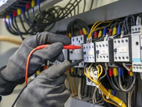 Ganz gleich ob Kurzschluss, defekte Steckdose oder eine nicht funktionierende Beleuchtung. Wir bewältigen elektrische Störungen jeder Größe.